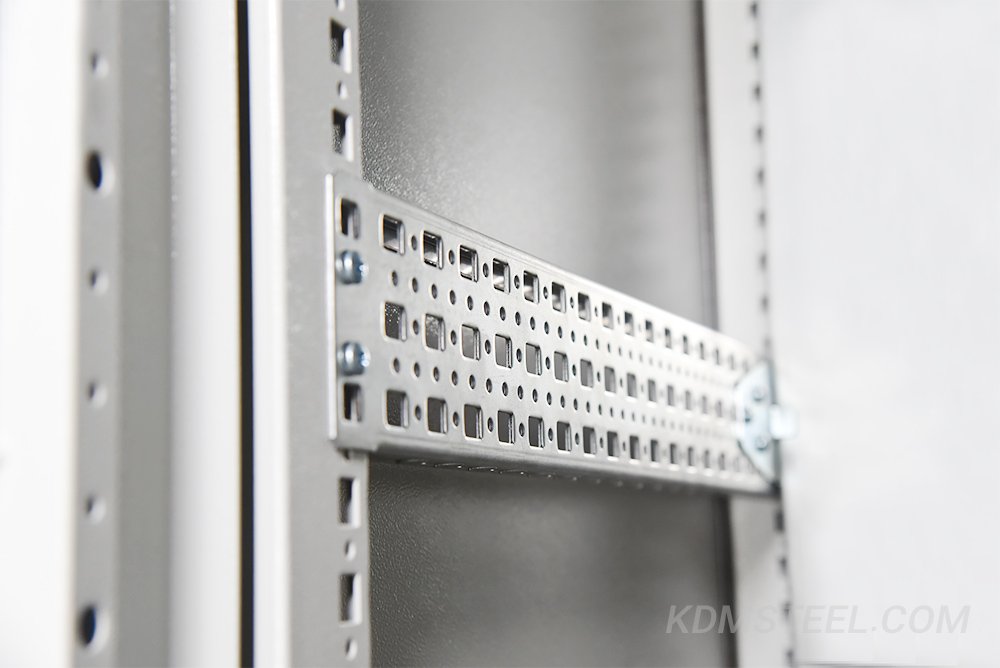 Detalle de la carcasa del variador de frecuencia montado en poste