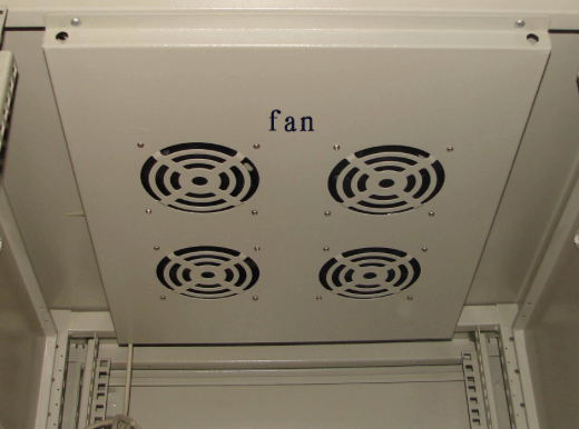 Ventilateur rayonnant dans une enceinte