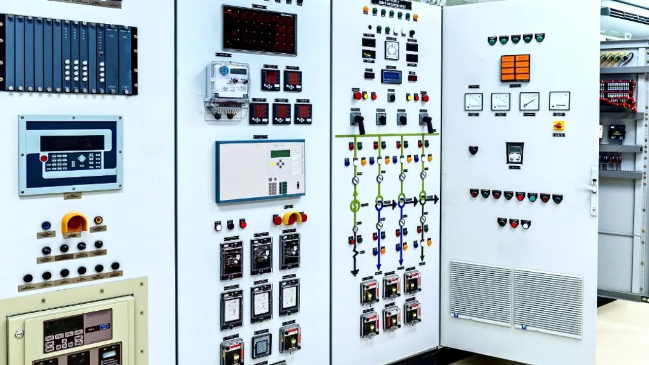 Difference Between Open and Enclosed Industrial Control Panels