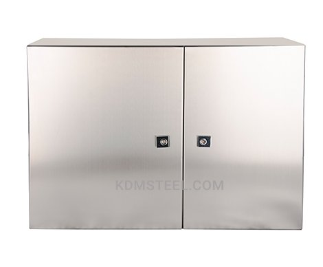 二重扉の大型ステンレス製筐体