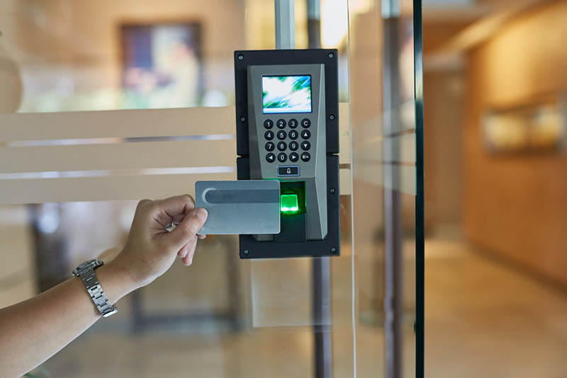 Fechaduras eletrônicas para portas comerciais