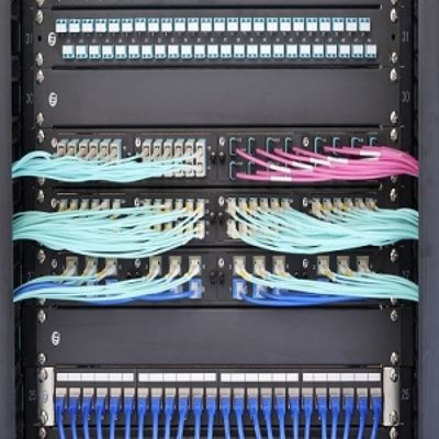 Удобная для оператора коммутационная панель шкафа данных