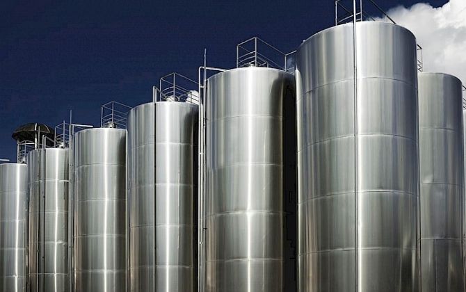 Технологический процесс производства резервуара из нержавеющей стали KDMSTEEL объемом 300 галлонов.