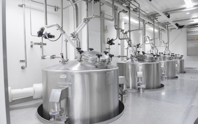 Технологический процесс производства резервуара из нержавеющей стали KDMSTEEL объемом 300 галлонов.