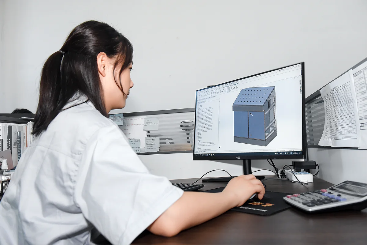 Un ingénieur de KDM examine un modèle CAO d'armoire électrique