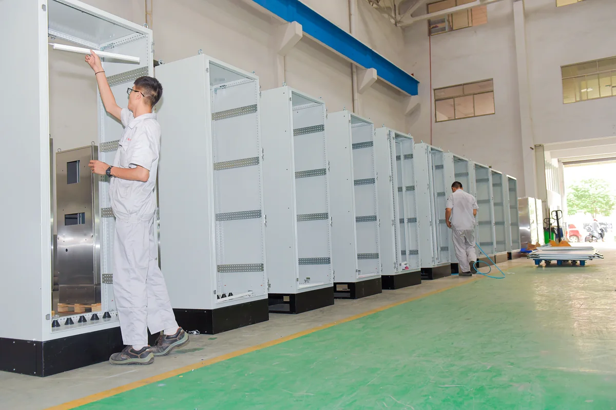Armoires électriques sur pied finies dans l'usine KDM