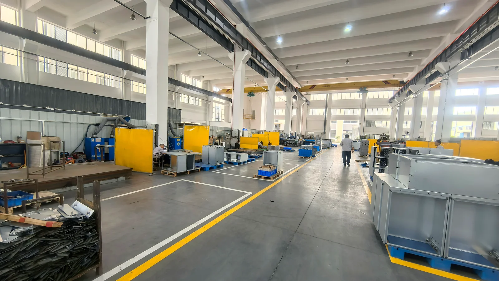 Vue d'ensemble de l'atelier de production d'armoires électriques