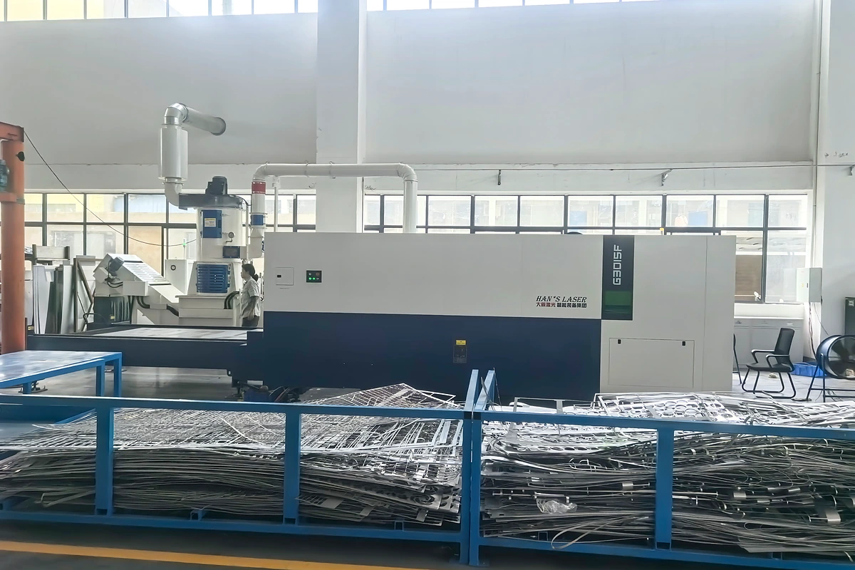 Machine de découpe laser et pièces de tôlerie dans la zone de production