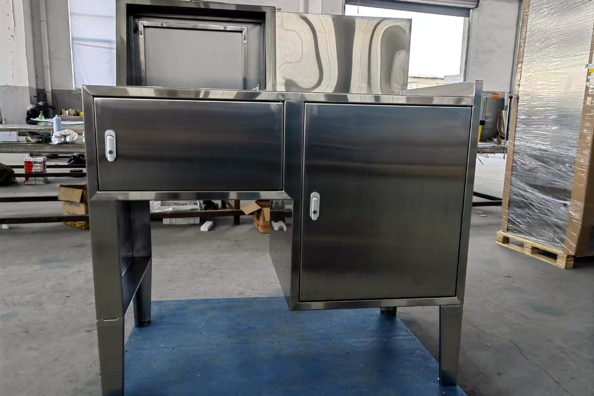 Konsol alas baja tahan karat dengan pintu kabinet terbuka.