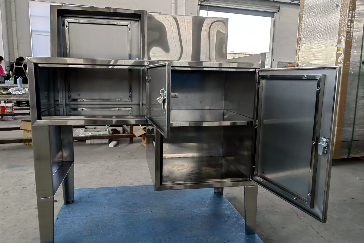 Konsol meja kerja kustom dari baja tahan karat dengan penyimpanan terbuka.