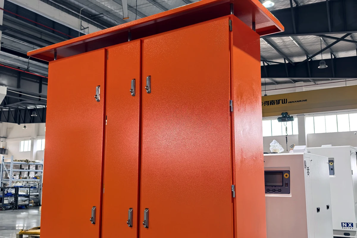 Kabinet listrik kustom multi-pintu warna oranye tertutup