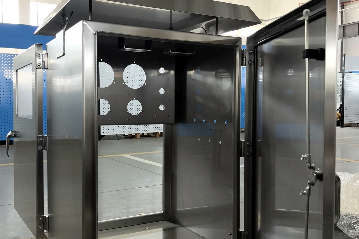 Kabinet stainless steel custom dengan bukaan pintu berbingkai