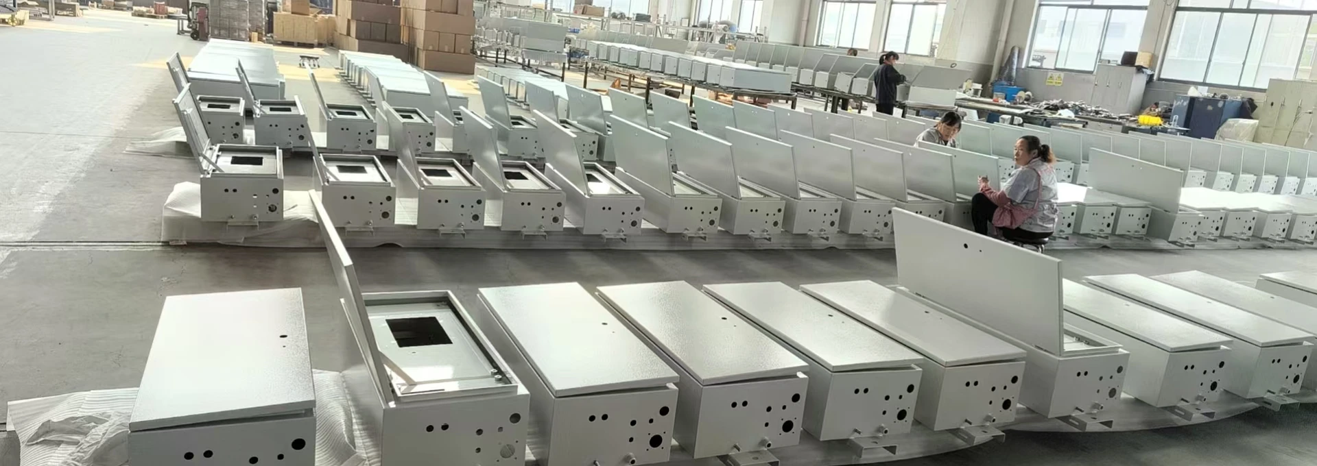 Rakitan kotak listrik KDM yang baru saja selesai dipasang di area produksi.