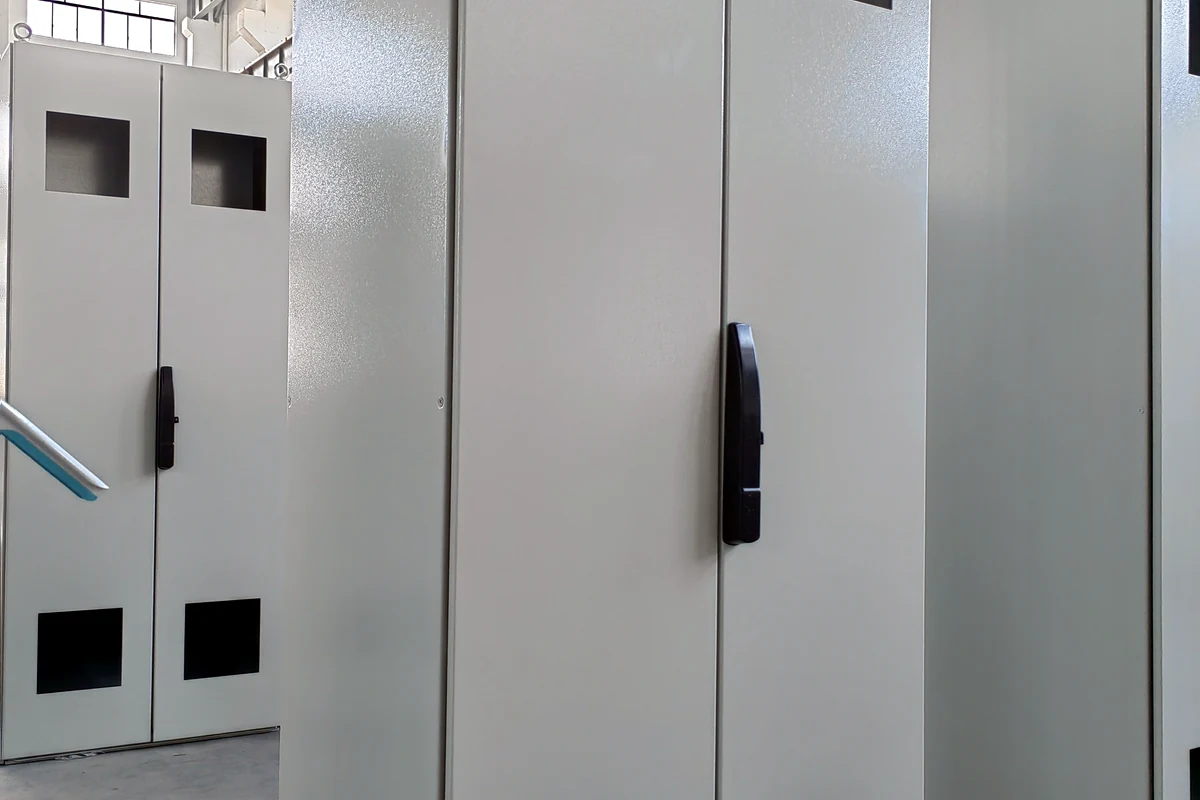 Kabinet listrik berdiri di lantai dengan dua pintu tinggi