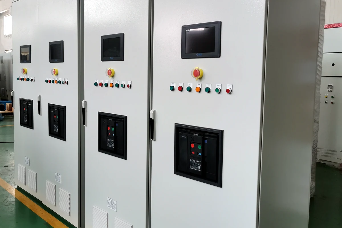 Kabinet kontrol berdiri di lantai yang sudah jadi dengan kontrol depan.