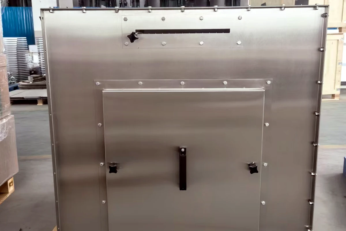 Kabinet listrik besar dari baja tahan karat dengan panel akses terpasang.