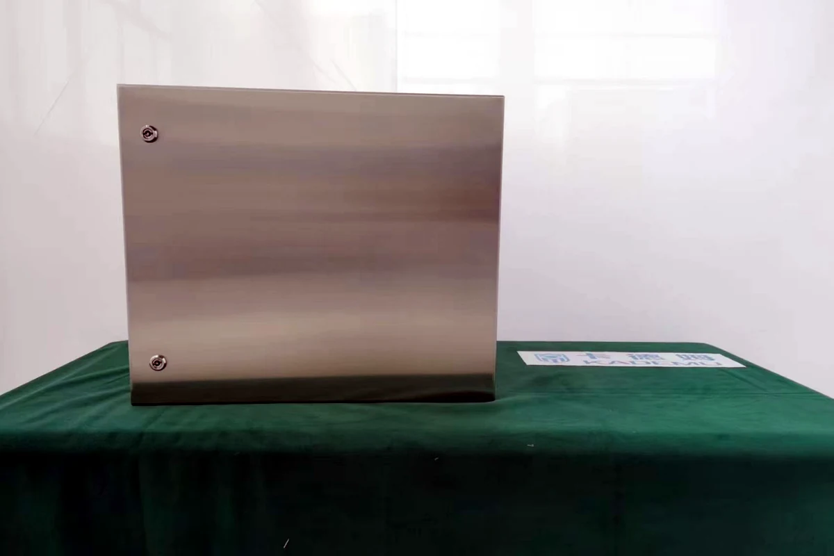 Kotak listrik ringkas berbahan stainless steel yang dapat dipasang di dinding.