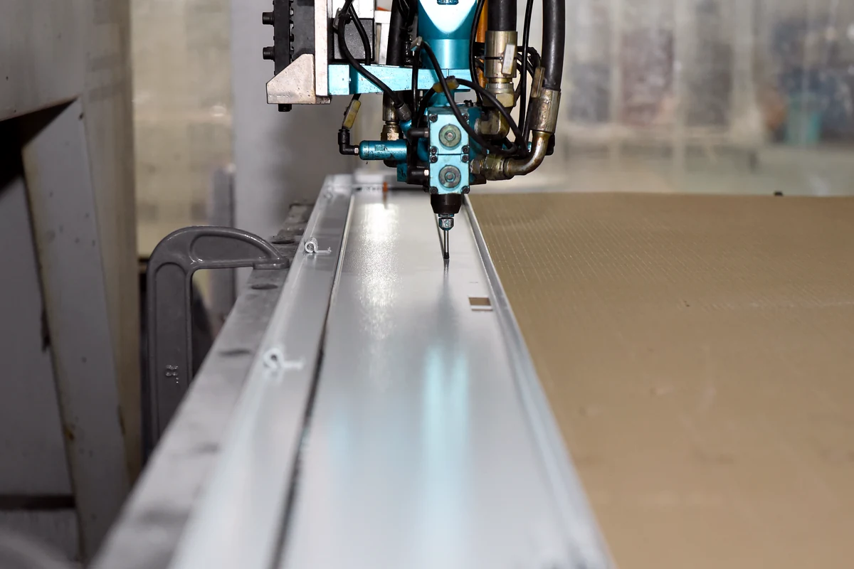 Automated gasket dispensing equipment applying a continuous enclosure seal