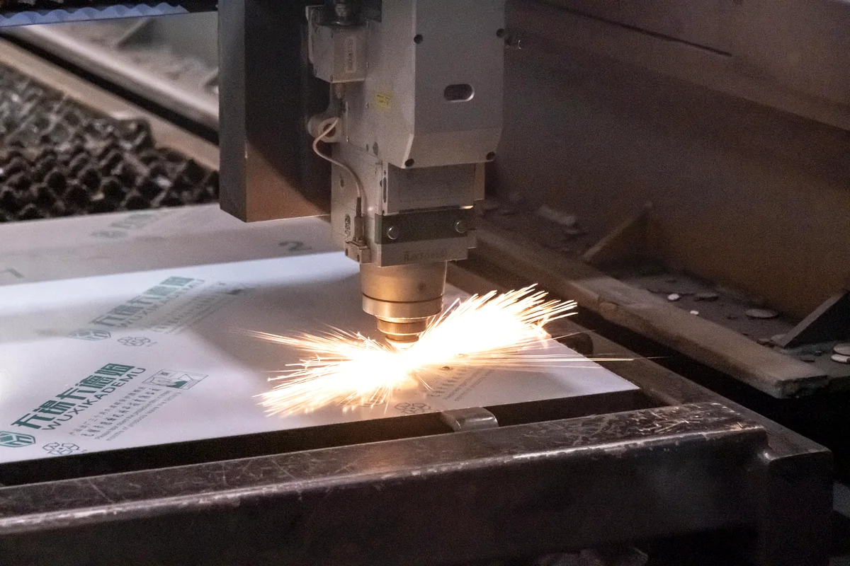 Découpe laser d'un véritable panneau d'armoire électrique chez KDM