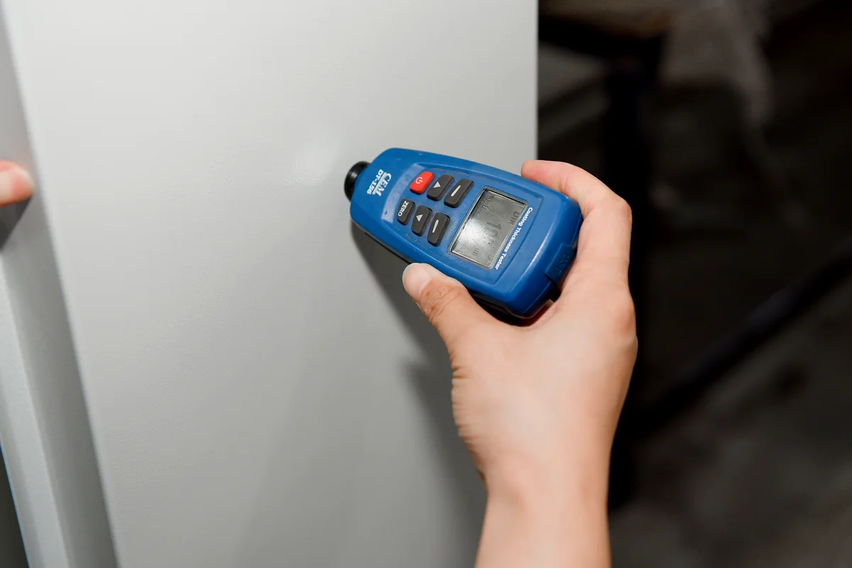 Contrôle de l'épaisseur du revêtement sur un échantillon de boîtier KDM