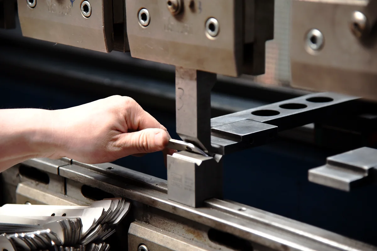 Pliage de tôle de précision dans l'usine KDM